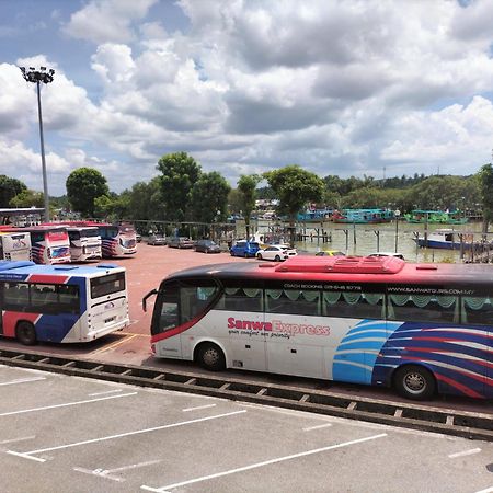 Ulfah Mersing Buitenkant foto