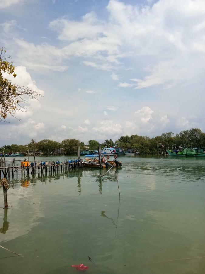 Ulfah Mersing Buitenkant foto