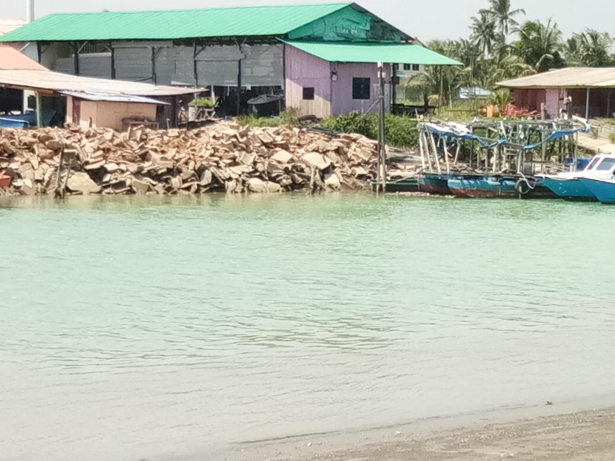 Ulfah Mersing Buitenkant foto